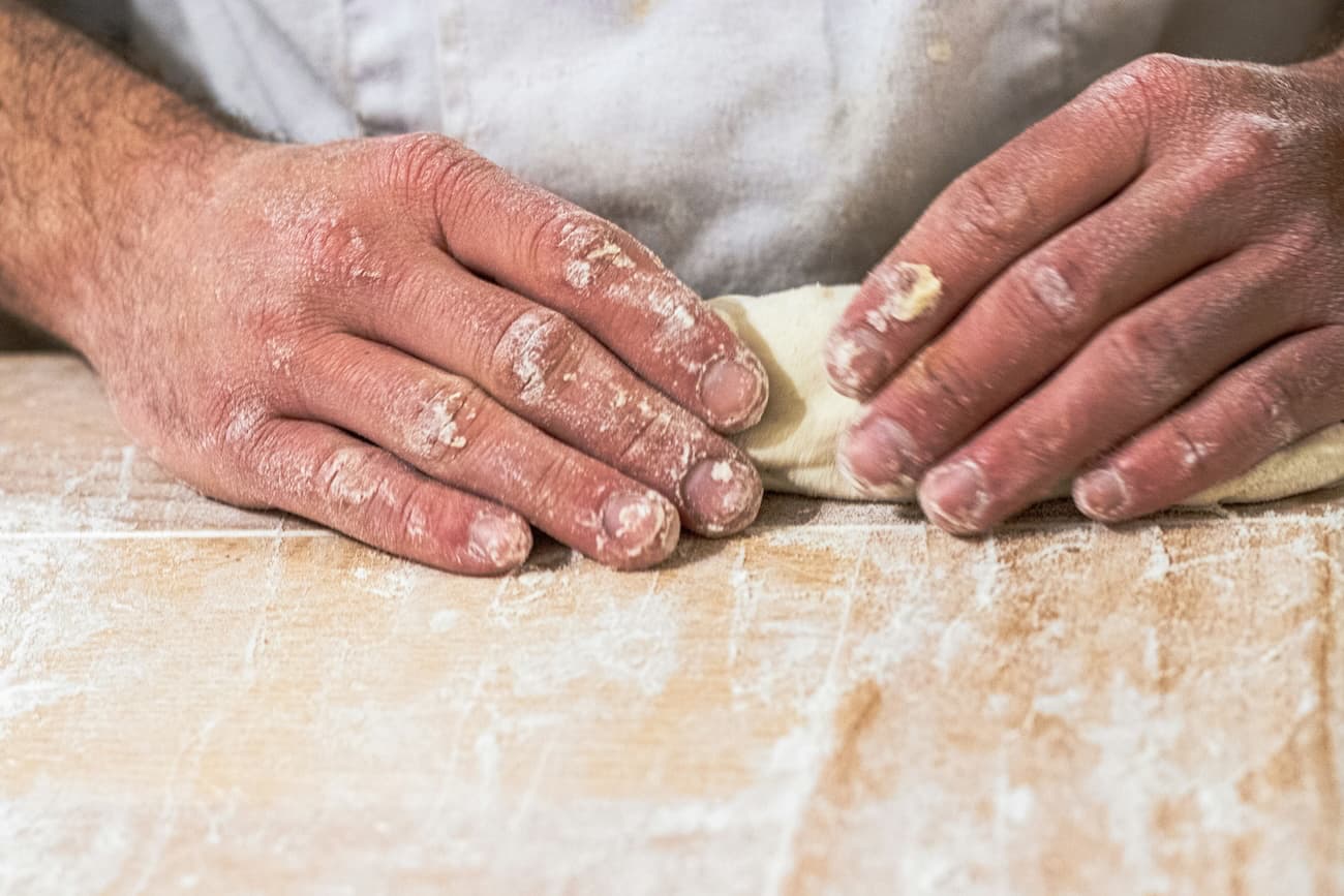 Pizza dough handling techniques and expert knowledge for mastering the art of pizza making